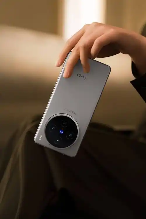 摄像头的排列方式有所调整,而且蔡司的蓝色标志也被