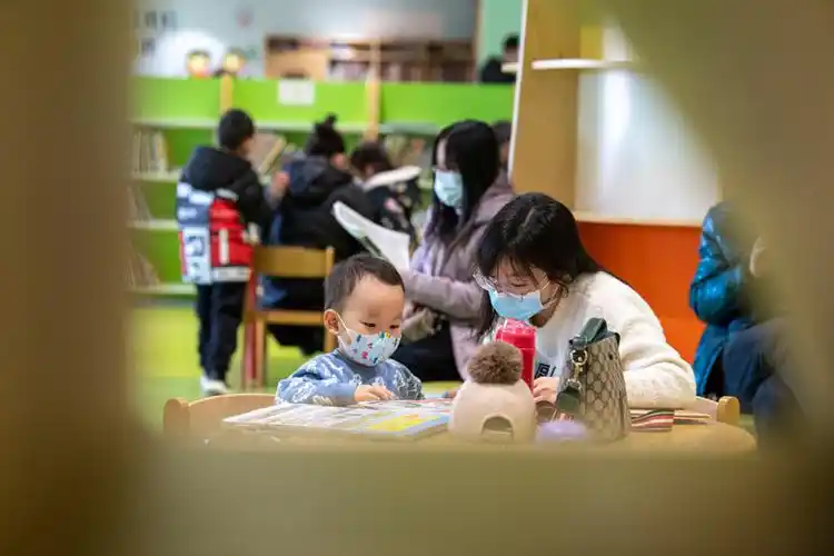 在山西省太原市,一些家长带着小朋友走进太原市图书馆,在亲子阅读中共