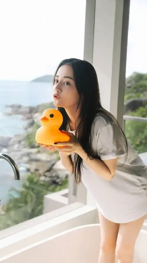 迪丽热巴可爱图片手机壁纸