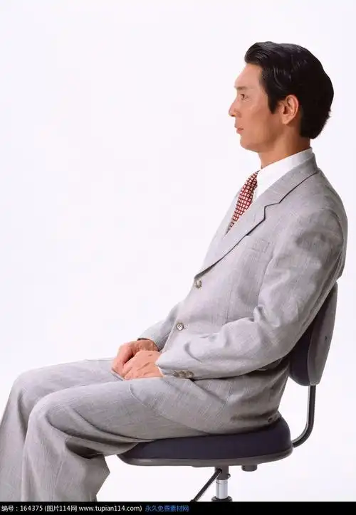 坐在转椅上的商务男人侧面