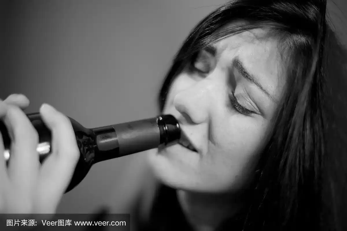 醉酒的女人喝着酒,哭着黑白