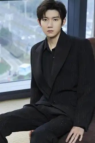 王源纯黑西装look成熟稳重 眉眼正气变禁欲系男神