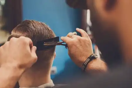 男人的发型师在理发店理发照片