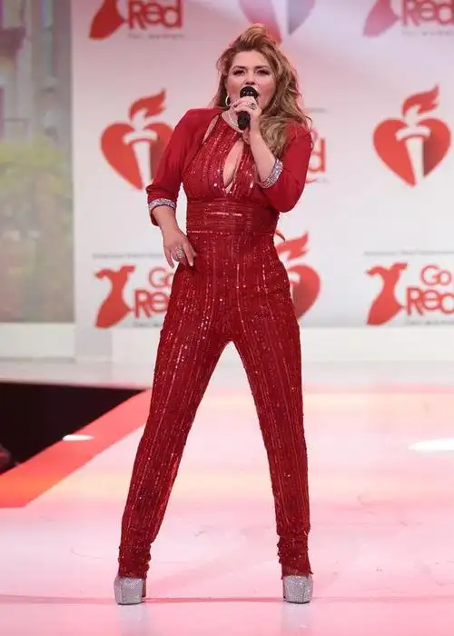 仙妮亚·唐恩在纽约参加go red for women red dress活动_shania