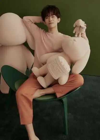 千玺野兽派大片来袭 竟然露出小脚丫啦 是好看的希腊脚啦_网易订阅