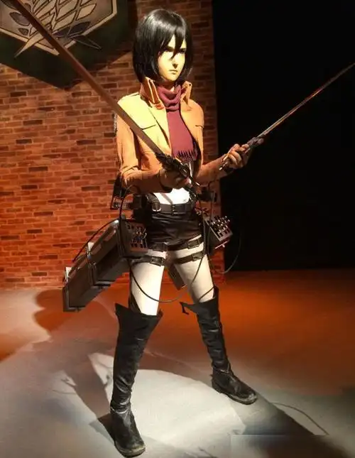 粉丝比较熟悉的三笠,完美还原了出来,这个动作十分自然,而且身上的