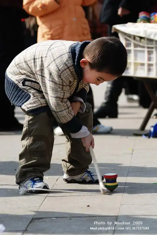 庙会抓拍--玩陀螺的小男孩