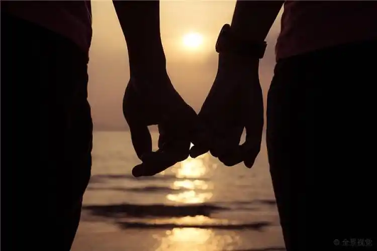 情侣_握手_手指_日落_海滩_图片素材