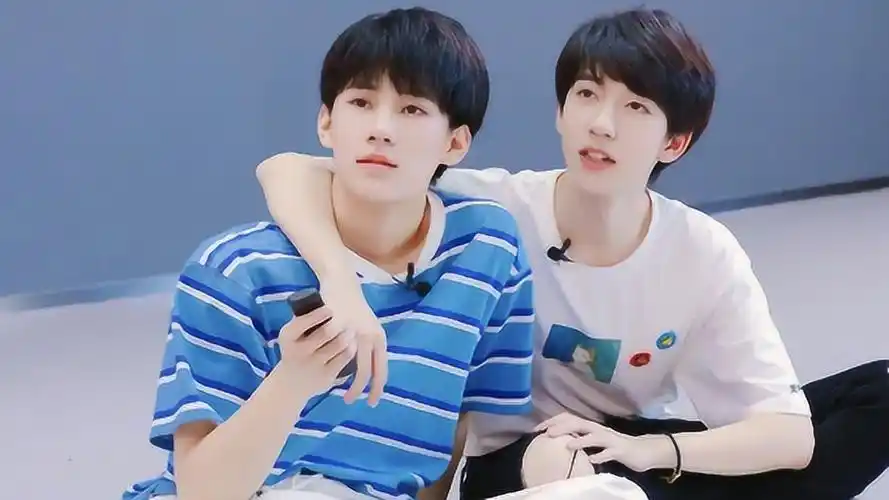 贺峻霖张真源组合时能有多绝?贺儿拽尾巴时太可爱#tnt时代少年团