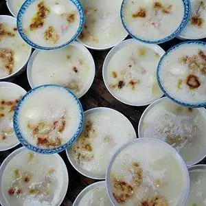 妈妈做的碗仔糕,用陈年的大米磨成粉,搅拌成浓汤汁放进小碗里加上配料