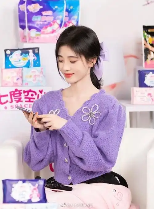 ann teano##鞠婧祎##鞠婧祎紫色钻花针织衫造型##鞠婧祎穿紫色好像花