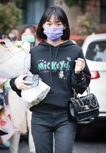 段奥娟的私服好随意,白衬衫配牛仔裤简约休闲,邻家女孩的美!