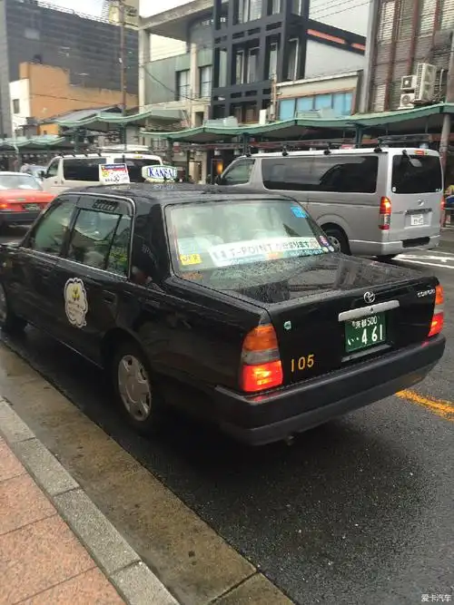 这台黄色的老皇冠出租车年纪恐怕得有三十岁左右了吧!真是老当益壮!