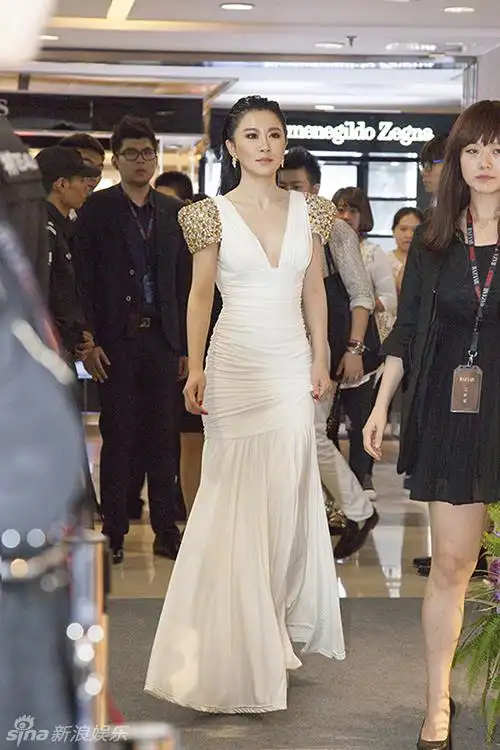 组图:石天琦助阵品牌开幕式 闪钻白裙时尚抢眼_大陆