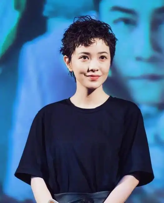 郭采洁又换发型了!一头短卷发秒变"90年代港星",美到不敢认