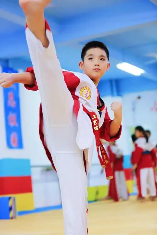 王艺鸣跆拳道一字马功夫再现少林雄风