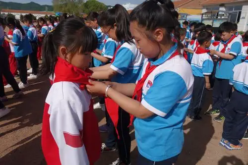 韩家店乡中心小学举行庆"六一"第五届新教育成果汇报演出暨少先队入队