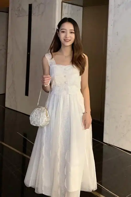 > 白色露肩连衣裙