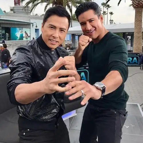 甄子丹与主持人合影