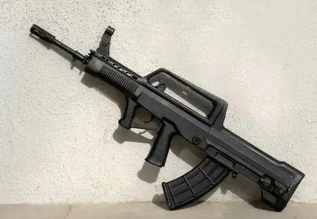 「95式烈焰」的原型枪为我国研制的95式自动步枪(又称qbz95式自动步枪