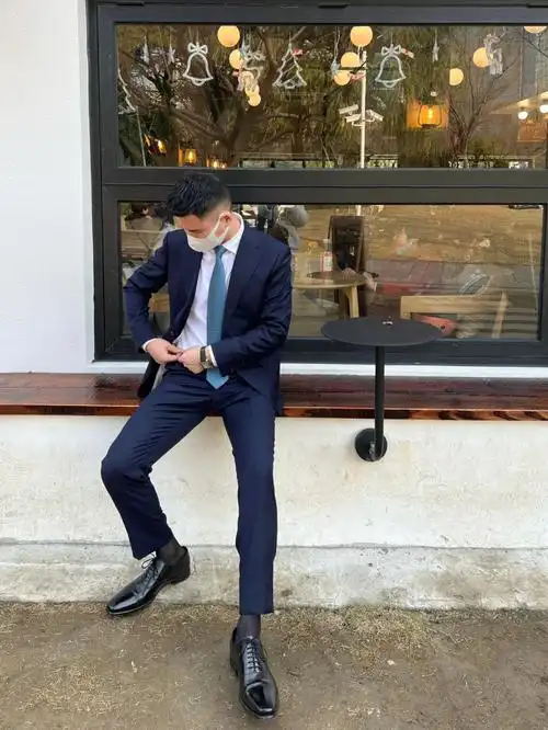 我真的是个正装控 大概从大一开始就穿西装大学的时候学的音乐专业