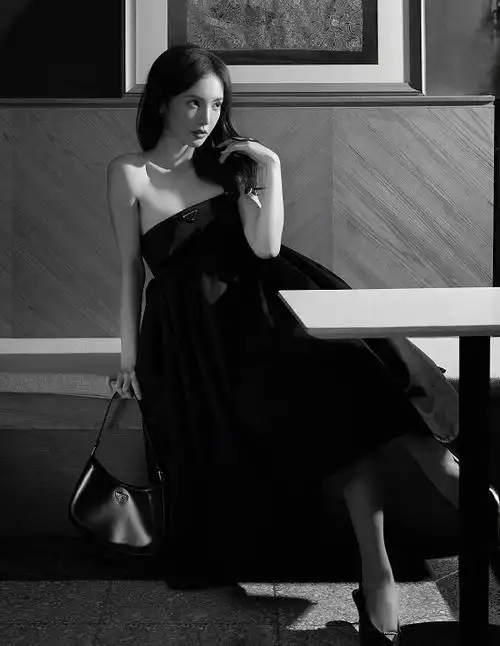 金晨为显腿长,脚绷成直的往前伸,看清坐姿,我都替她累得慌