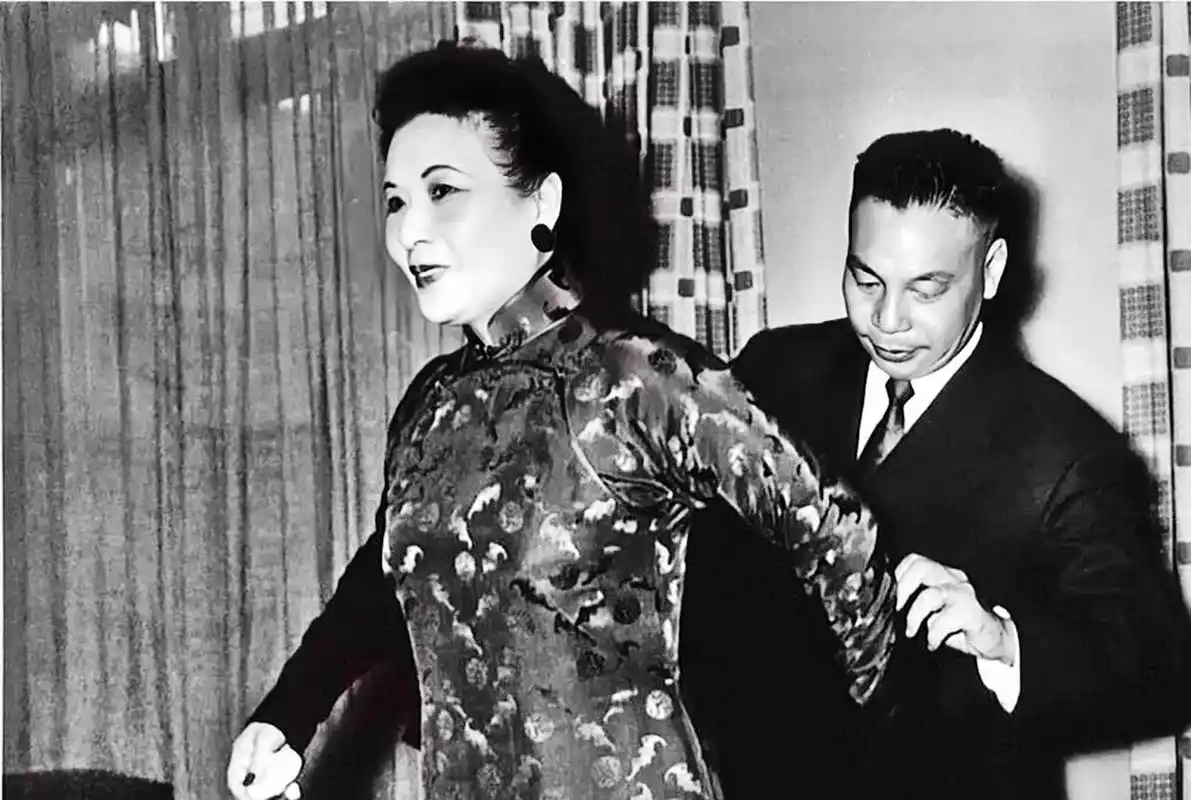 70年代,蒋经国佩戴宋美龄的照片.两人虽然不是母子,但关系却十分融洽.