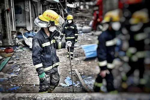 盐城爆炸事故:消防队员赶赴现场抢险救援