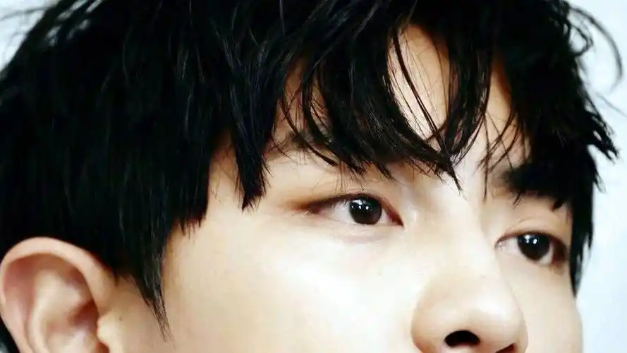 朴灿烈盯着她,把她盯的几分心虚,但还是扬起更灿烂的笑容.