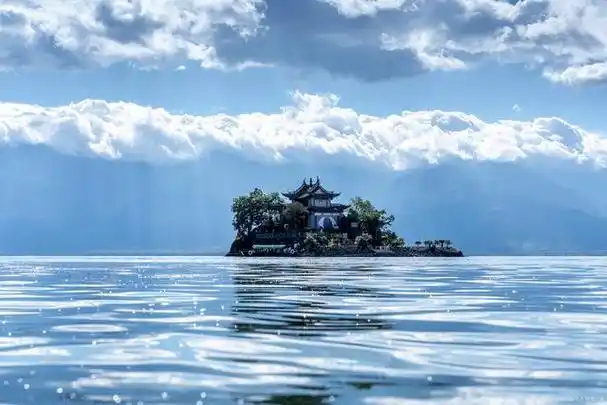 大理市,位于云南省西北部,是一座融合了自然美景和悠久历史文化的古城