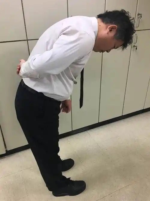 男子下背痛不以为意 拖了7年恶化到「驼背90度」