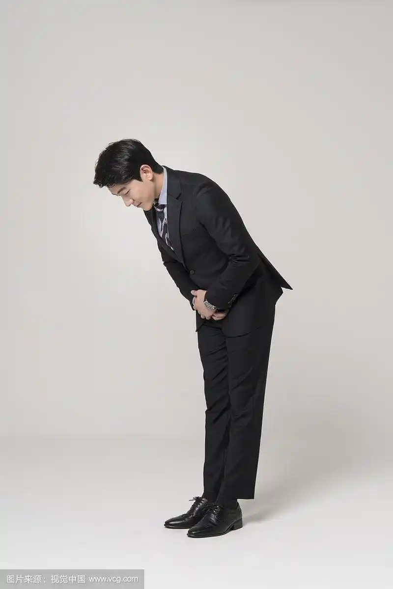 商人鞠躬站立的照片