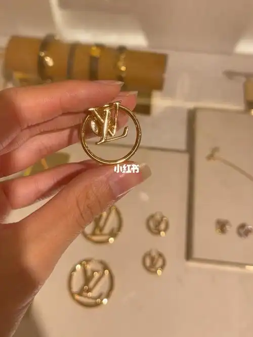 lv简约logo胸针78有被闪到