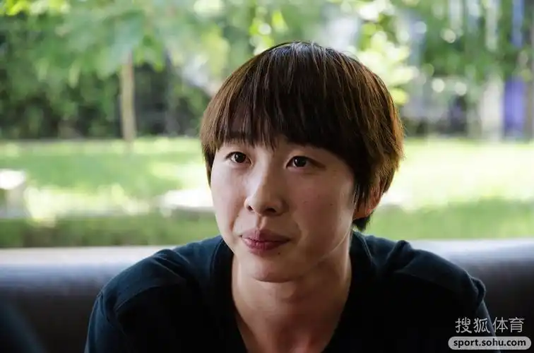 前方图:中国女篮队吴迪受访 抱狐狸剪刀手卖萌