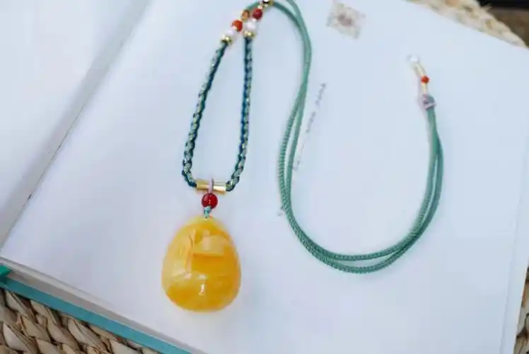 纯天然蜜蜡吊坠