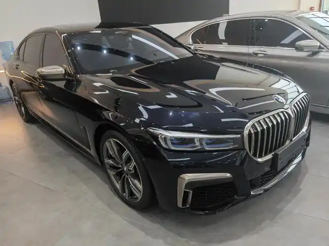 宝马轿车的"天花板"!m760li xdrive v12 黑外/棕内 当年新车落