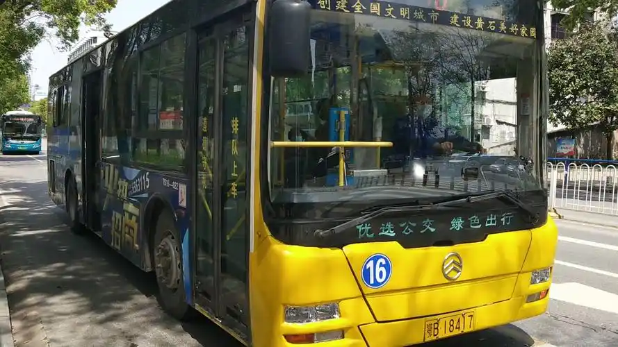 16路厦门金旅公交车出华新旧址站