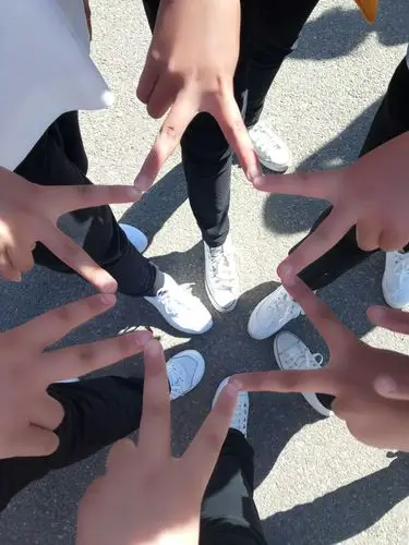 五个人共同摆出的五角星,代表着我们闪烁的生活.