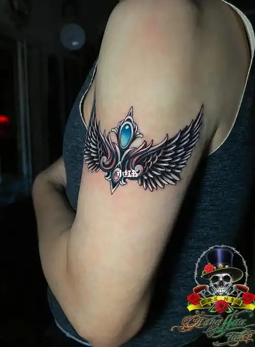 翅膀纹身