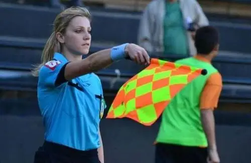 巴西美女足球裁判乌莉亚娜