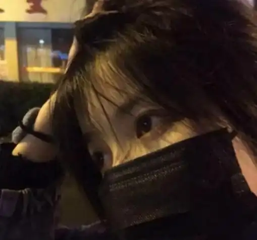 戴口罩的女生头像
