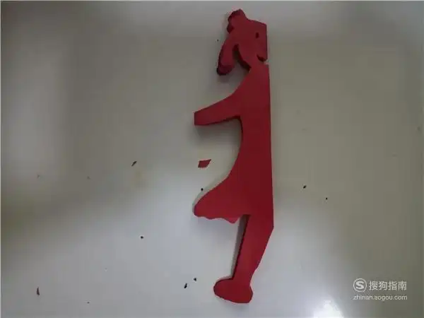 七之后我们将小人的折纸剪出来胳膊和裙子的地方是连接的.