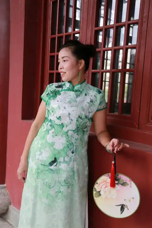 旗袍是中国女性的传统服装,被誉为中国国粹和女性国服,表现出中华女性