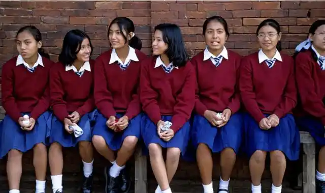 图为:越南的校服,他们的校服比称为最有民族特色的,是当地奥黛的改良