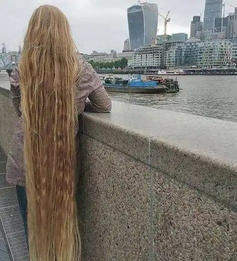 英国女子长发及脚踝如同穿了一条裙子