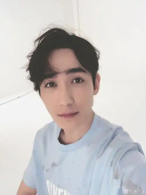 朱一龙美照盘点自拍