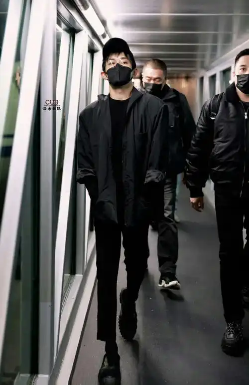 易烊千玺到达慕尼黑#易烊千玺行程好赶呀,今天刚到德国慕尼黑,过继祆