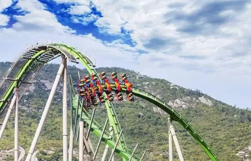 这个九曲十八弯的鹦鹉过山车是珠海长隆的王牌节目.