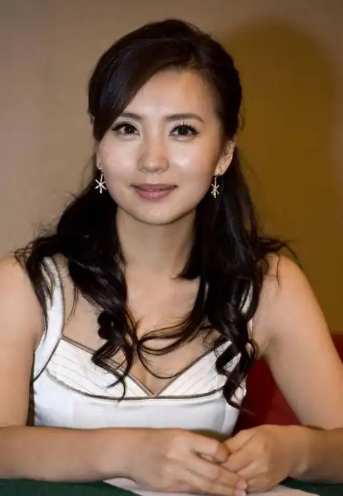 39岁陈好真敢穿蓝色礼服亮相活动现场满脸油光尽显老态