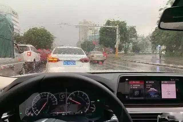 下雨天开车需要注意的6个事项这些细节要注意了